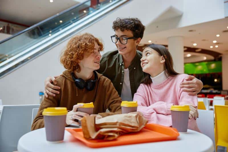 ragazzi e fast food, adolescenti e cibo